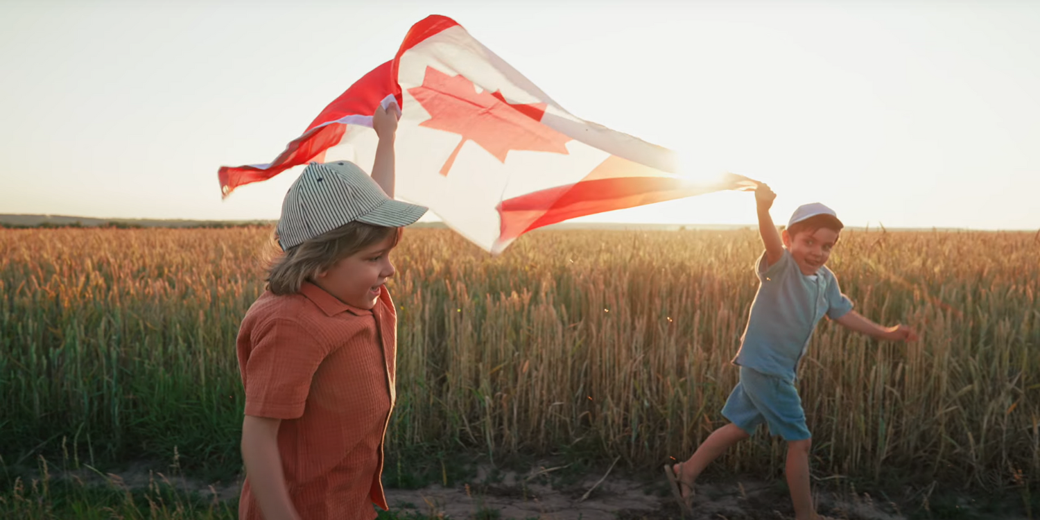 Enfants avec un drapeau