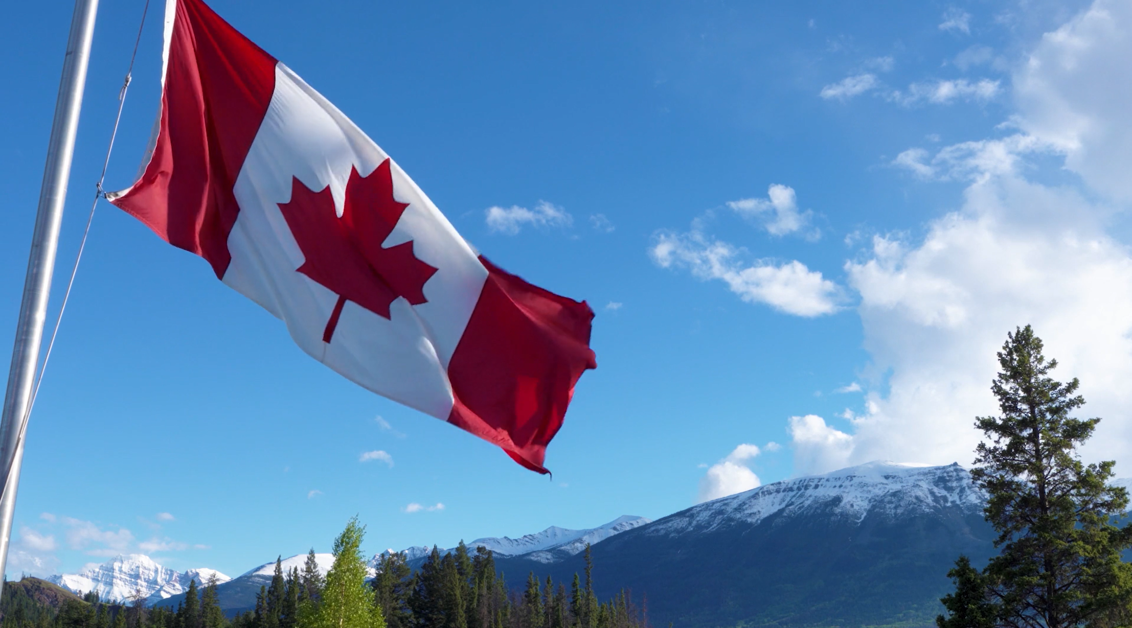 Drapeau canadien dans un paysage
